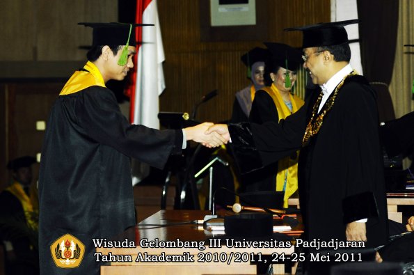 wisuda-fk-oleh-rektor-013-copy