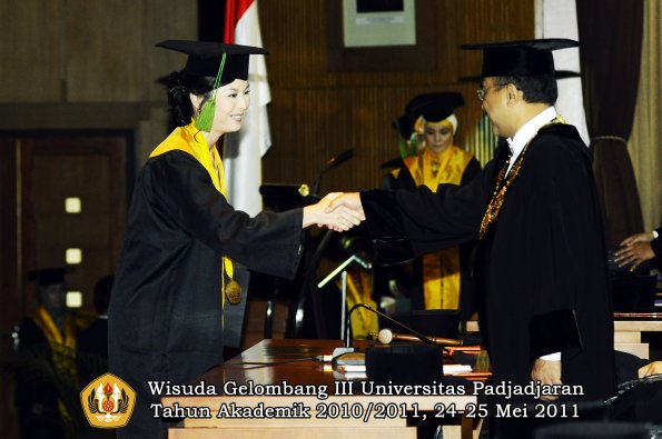 wisuda-fk-oleh-rektor-023-copy