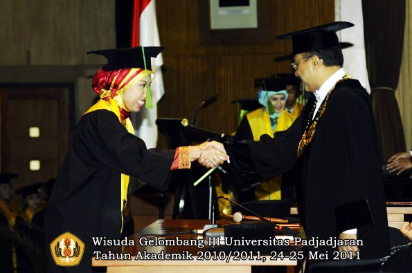 wisuda-fk-oleh-rektor-027-copy