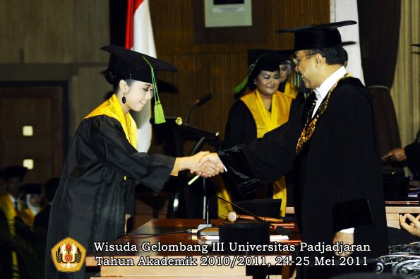 wisuda-fk-oleh-rektor-034-copy