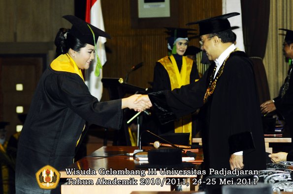 wisuda-fk-oleh-rektor-035-copy