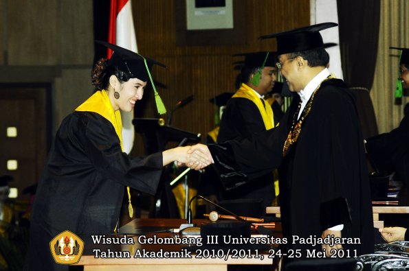 wisuda-fk-oleh-rektor-037-copy