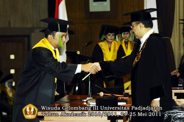 wisuda-fk-oleh-rektor-038-copy