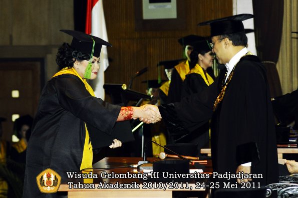 wisuda-fk-oleh-rektor-039-copy