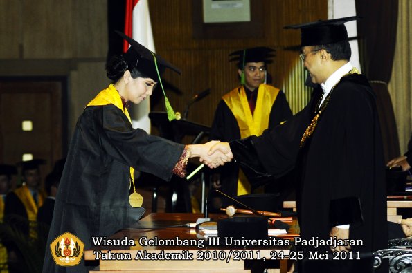 wisuda-fk-oleh-rektor-040-copy