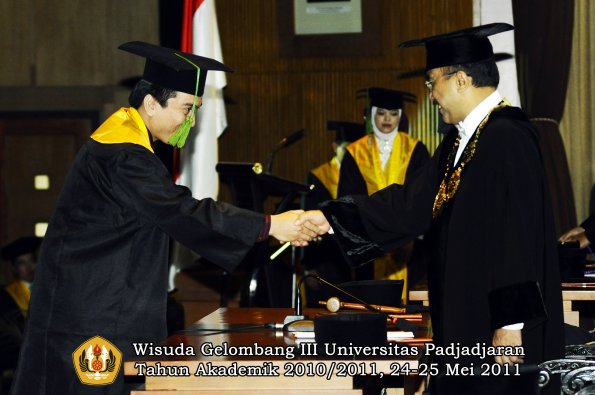 wisuda-fk-oleh-rektor-041-copy