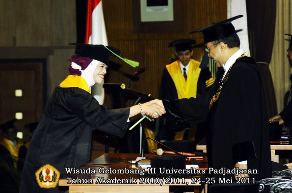 wisuda-fk-oleh-rektor-042-copy