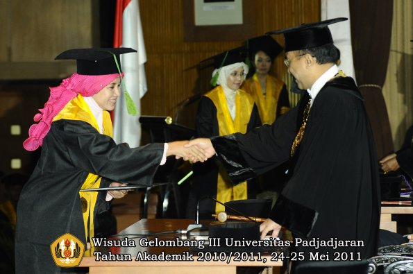 wisuda-fk-oleh-rektor-045-copy