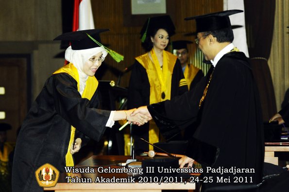 wisuda-fk-oleh-rektor-046-copy