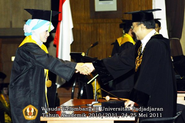 wisuda-fk-oleh-rektor-052-copy