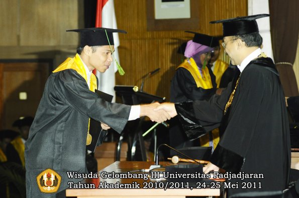 wisuda-fk-oleh-rektor-054-copy