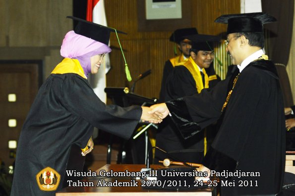 wisuda-fk-oleh-rektor-055-copy