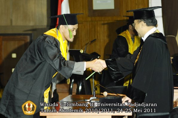 wisuda-fk-oleh-rektor-057-copy