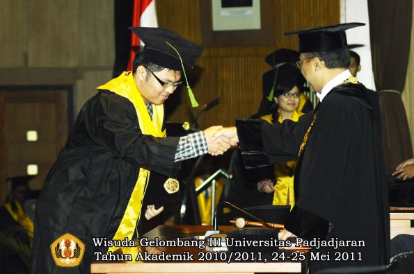 wisuda-fk-oleh-rektor-058-copy