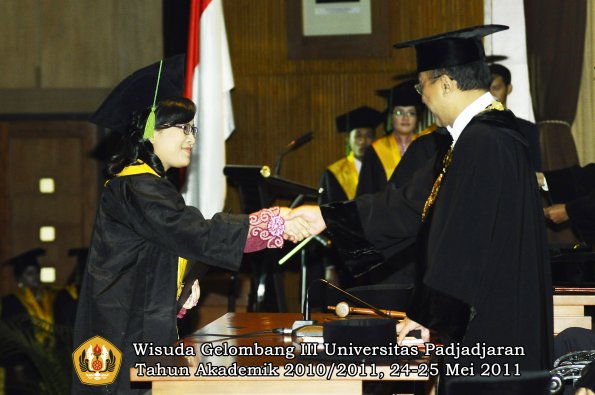 wisuda-fk-oleh-rektor-059-copy