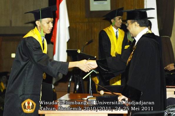 wisuda-fk-oleh-rektor-062-copy