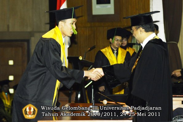 wisuda-fk-oleh-rektor-063-copy