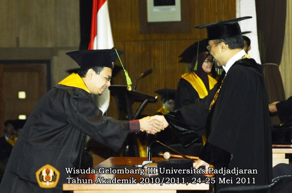 wisuda-fk-oleh-rektor-064-copy