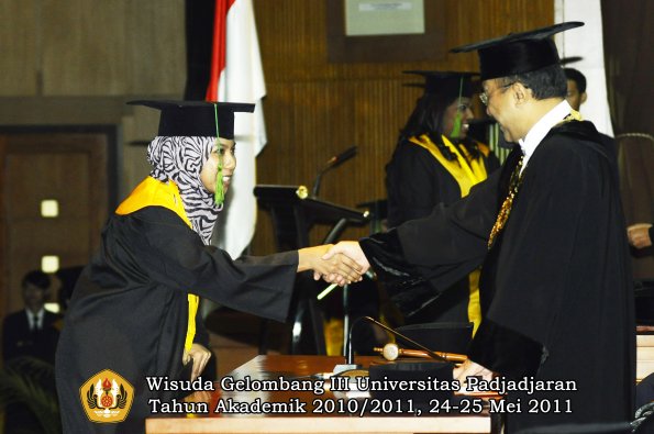 wisuda-fk-oleh-rektor-066-copy