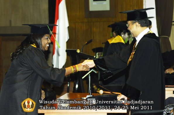 wisuda-fk-oleh-rektor-067-copy