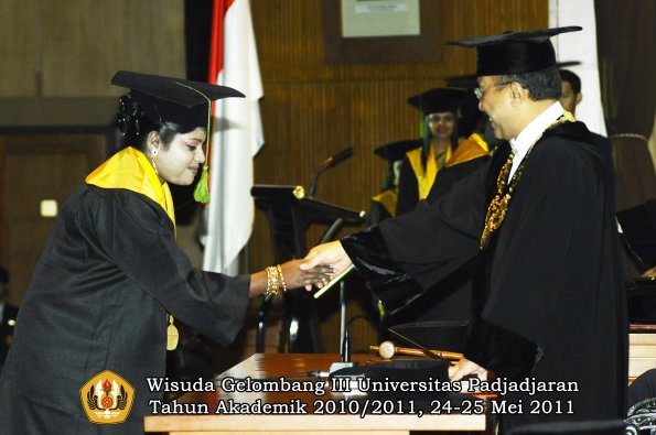 wisuda-fk-oleh-rektor-068-copy