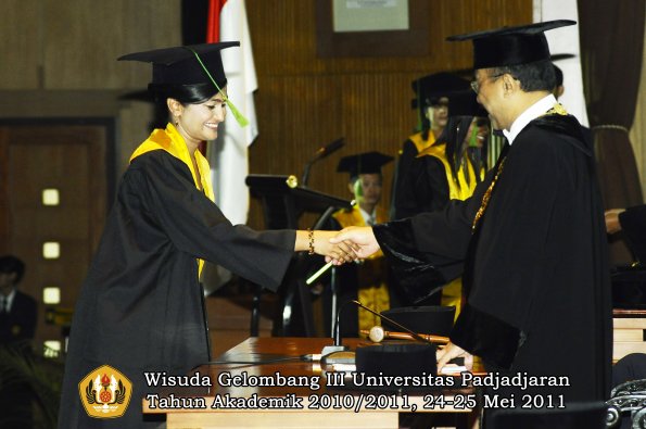 wisuda-fk-oleh-rektor-069-copy