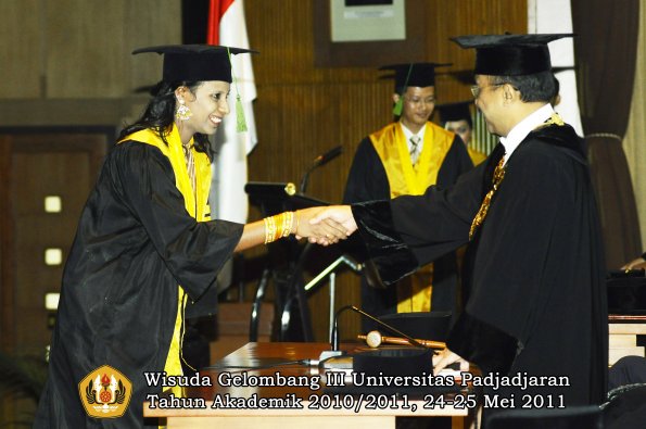 wisuda-fk-oleh-rektor-072-copy