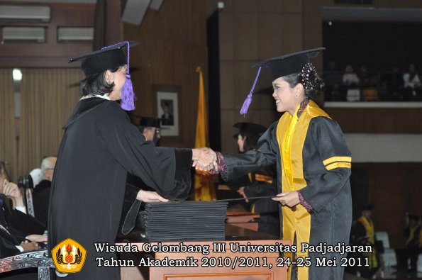 wisuda-fpsikologi-oleh-dekan-004-copy