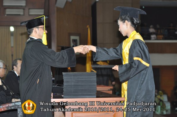 wisuda-fikom-oleh-dekan-002-copy