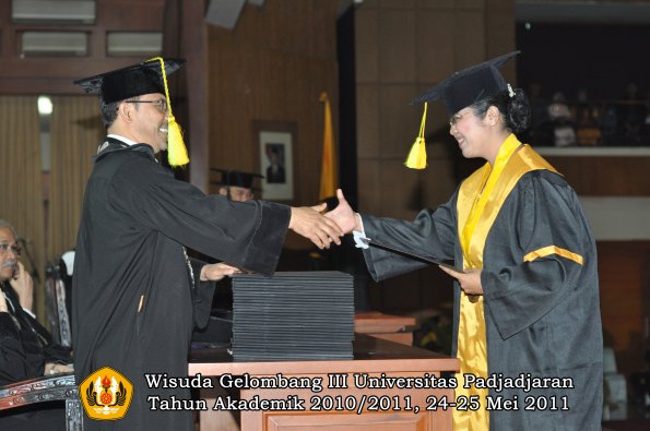 wisuda-fikom-oleh-dekan-006-copy