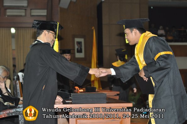 wisuda-fikom-oleh-dekan-125-copy