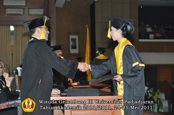 wisuda-fikom-oleh-dekan-131-copy