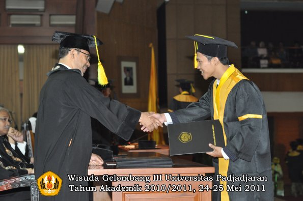 wisuda-fikom-oleh-dekan-134-copy