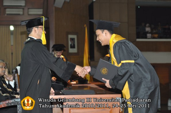 wisuda-fikom-oleh-dekan-136-copy