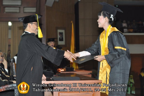 wisuda-fikom-oleh-dekan-137-copy