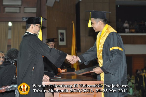 wisuda-fikom-oleh-dekan-141-copy