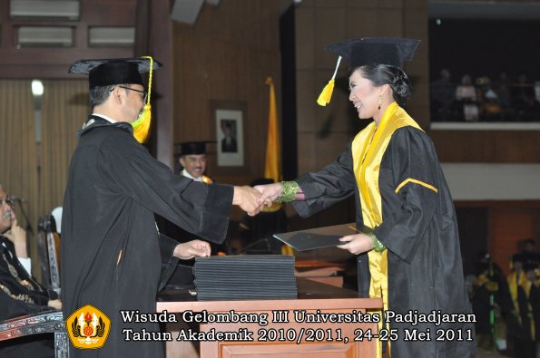 wisuda-fikom-oleh-dekan-178-copy