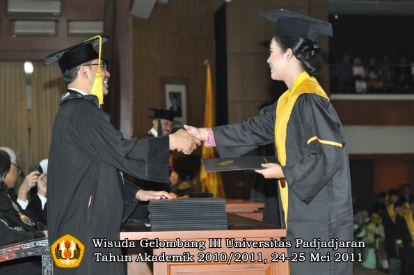 wisuda-fikom-oleh-dekan-180-copy