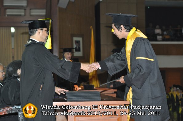 wisuda-fikom-oleh-dekan-188-copy