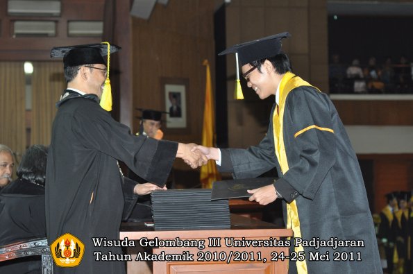 wisuda-fikom-oleh-dekan-212-copy