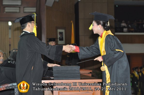 wisuda-fikom-oleh-dekan-213-copy