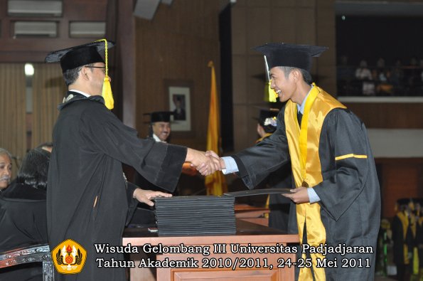 wisuda-fikom-oleh-dekan-214-copy