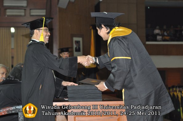 wisuda-fikom-oleh-dekan-215-copy