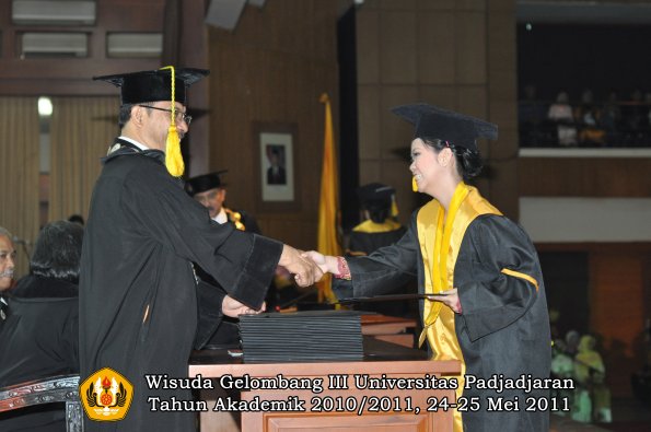 wisuda-fikom-oleh-dekan-221-copy