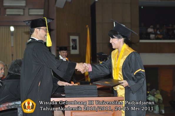 wisuda-fikom-oleh-dekan-223-copy