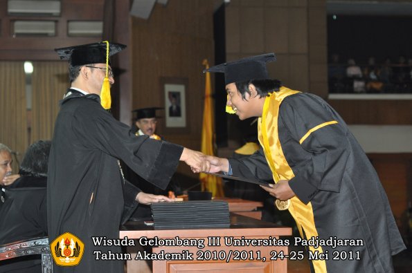 wisuda-fikom-oleh-dekan-224-copy