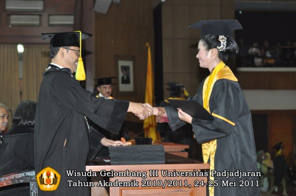 wisuda-fikom-oleh-dekan-225-copy