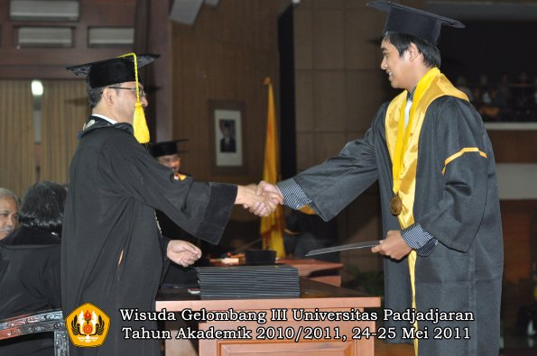 wisuda-fikom-oleh-dekan-227-copy