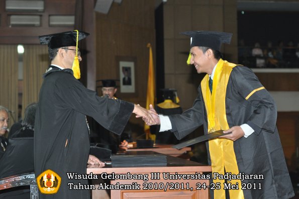 wisuda-fikom-oleh-dekan-235-copy