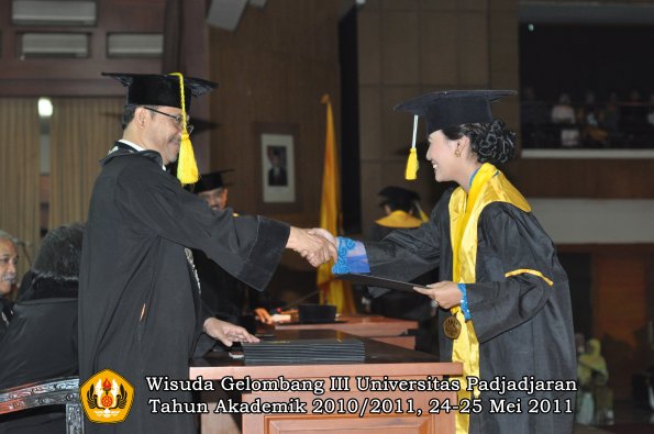 wisuda-fikom-oleh-dekan-236-copy